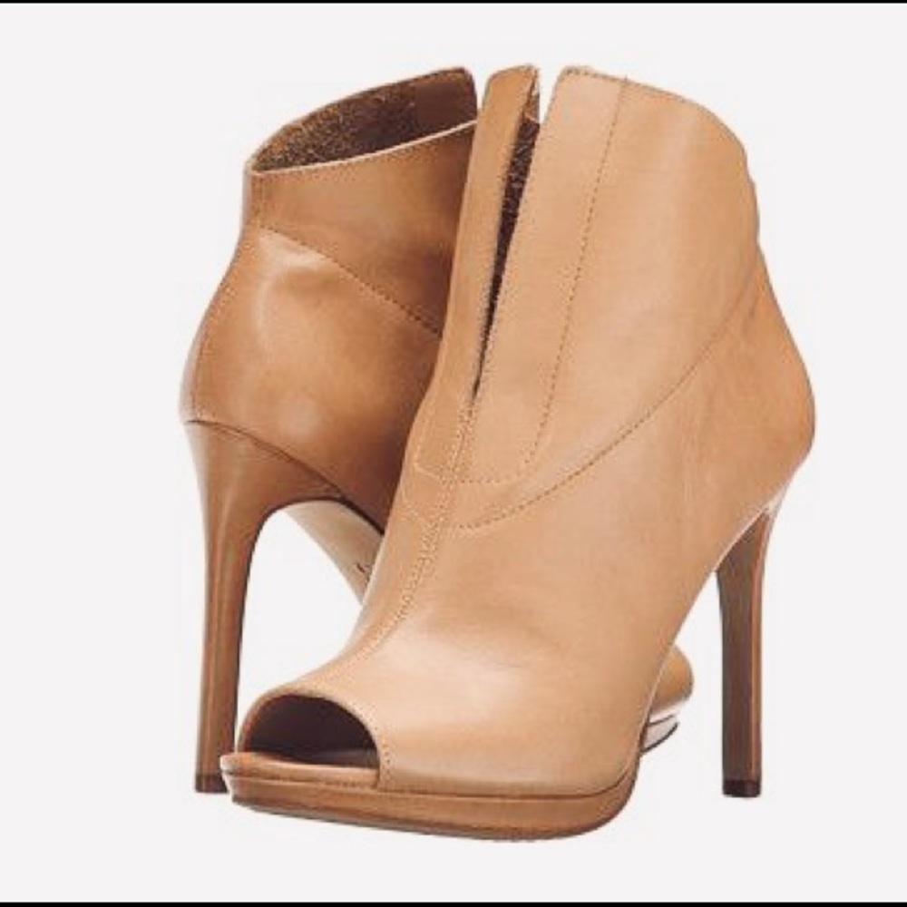 *never worn* Vince Camuto Camelback Heels